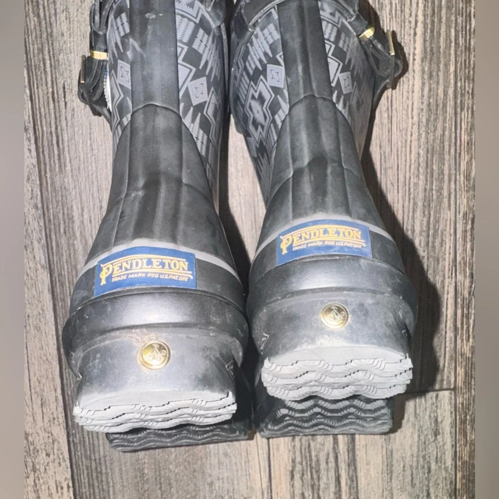 Pendleton Women’s Heritage Print Short Rain Boot, Harding Black, Size 7 EUR 38